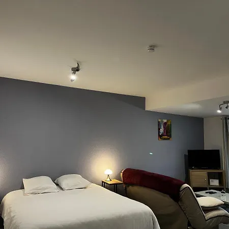 Le Petit Nicolas Et Parking לה רושל